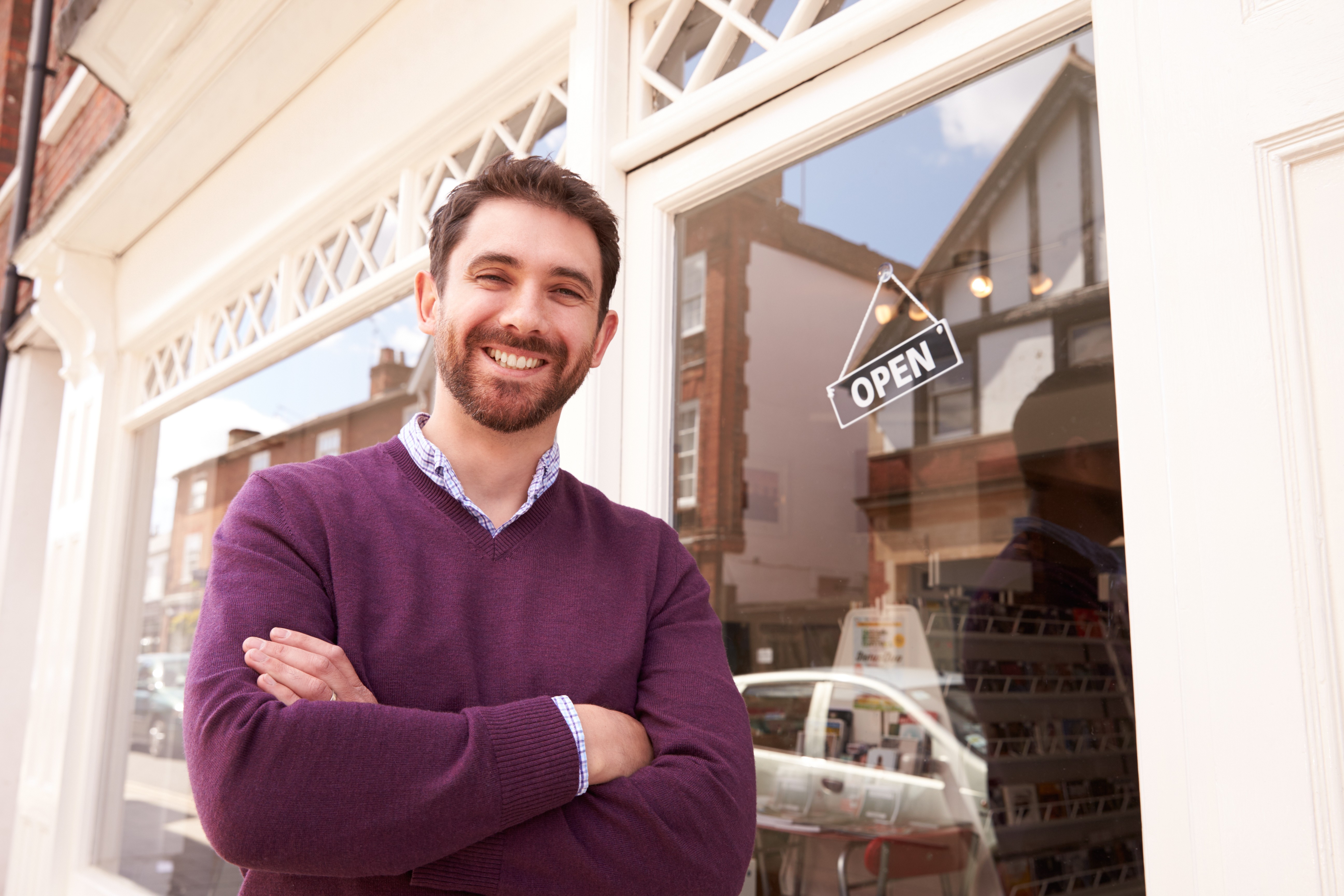 Shop owner. Владелец магазина. Магазин хозяин. Собственник магазина. Мужчина хозяин магазина фото.